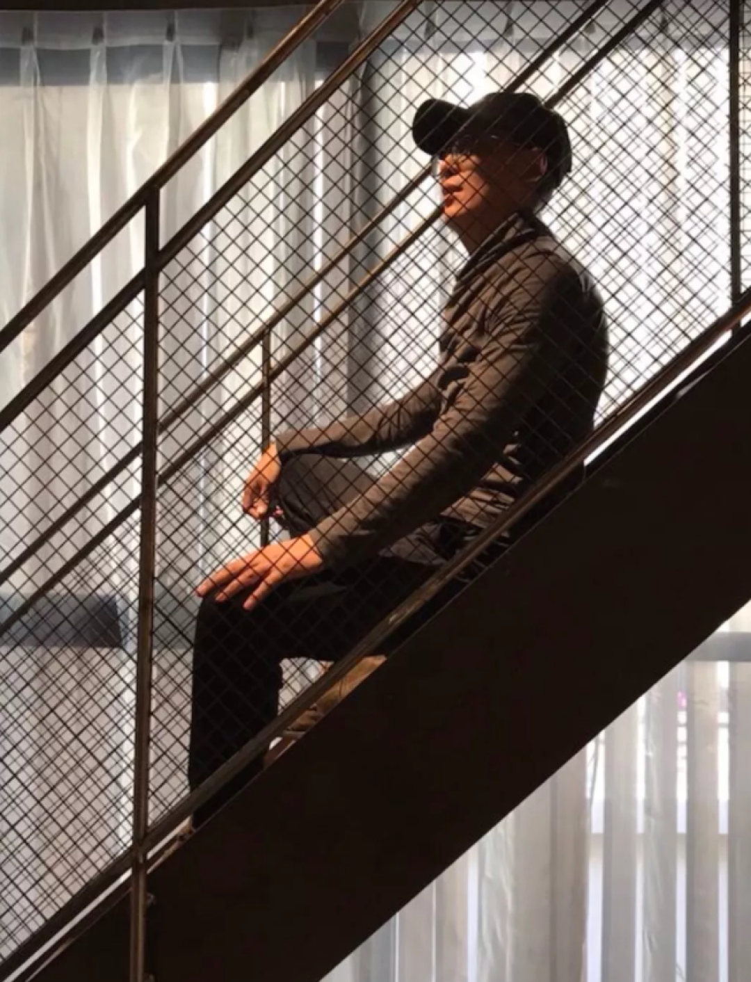 外滩边藏了一家找不到门的酒店！幕后设计师说：没门是为了欢迎大家来