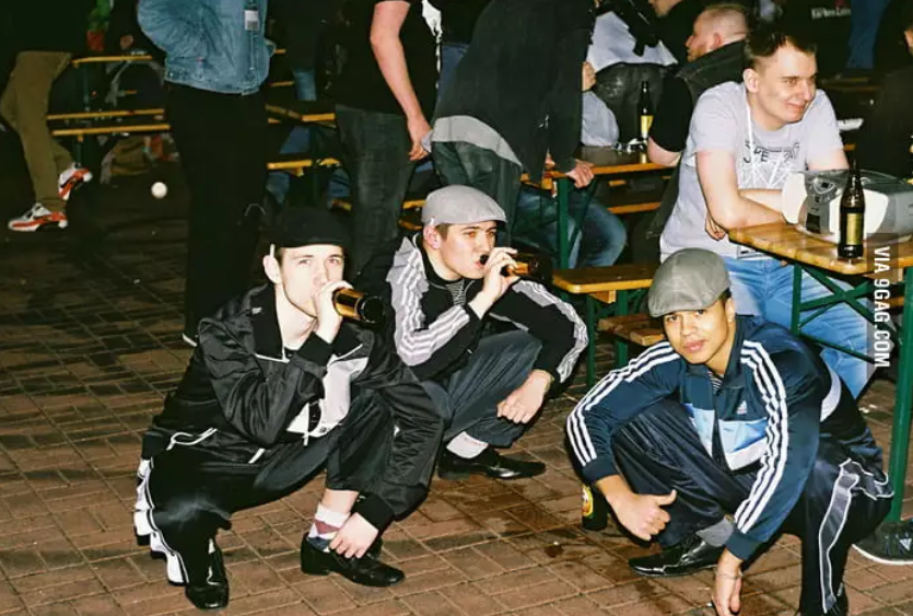 网上有关于一个标准俄罗斯混混(gopnik 群体)的调侃:穿着假 adidas,拿