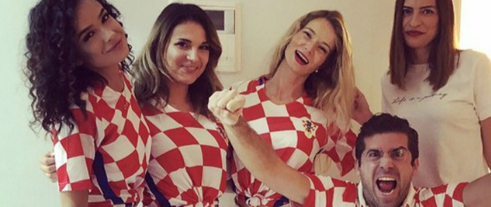  妹子撩起她的球衣！性感惹火的球衣穿搭指南