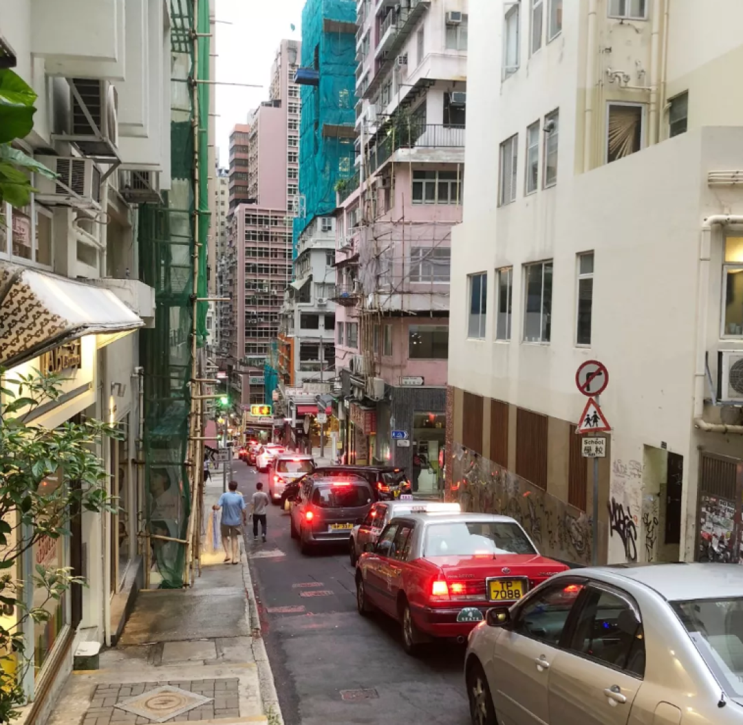 到香港电影里的中环,走一走,喝一杯