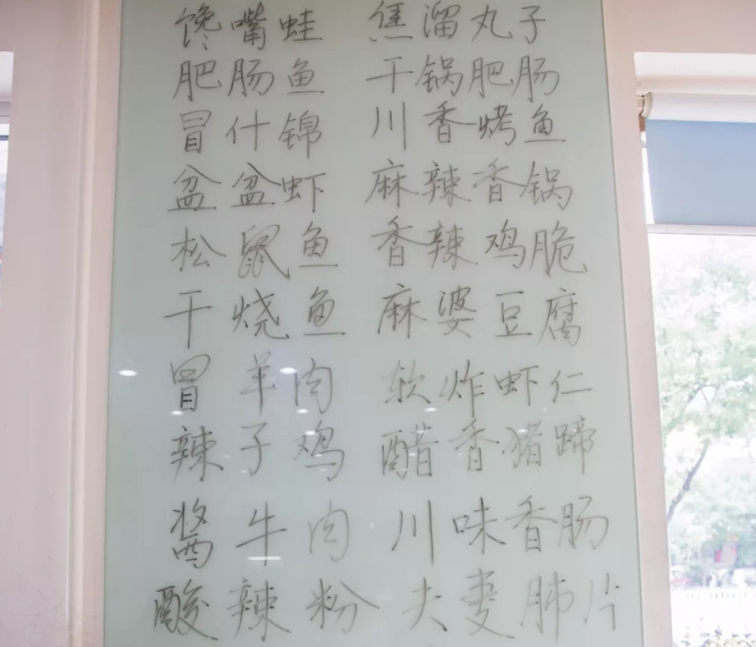 天天爆满!这家不到十张桌子的小店,竟成了南城的排队传奇!