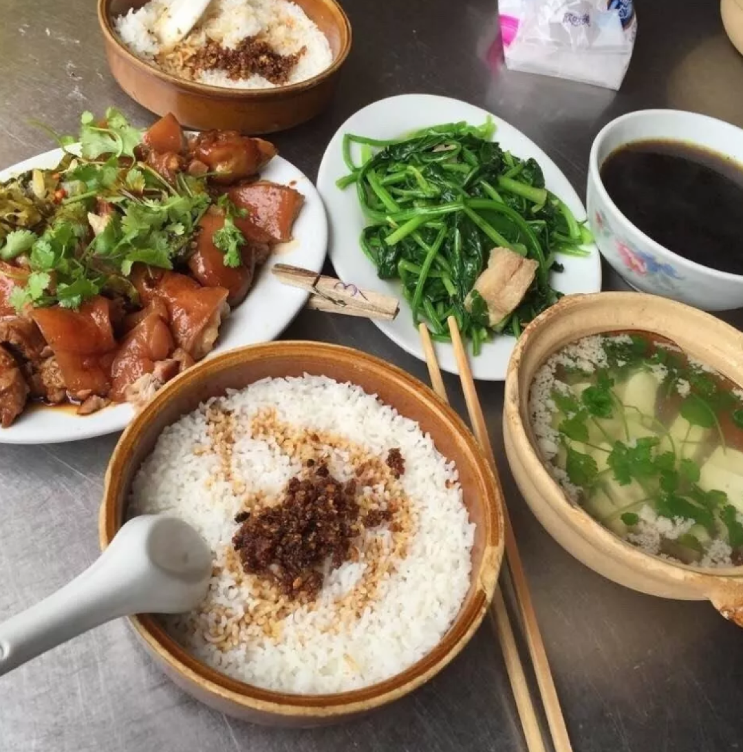 一碗正宗的隆江猪脚饭是怎么样的?