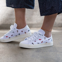 阿迪达斯 adidas Originals  COURTVANTAGE BZ0649 女士休闲印花板鞋
