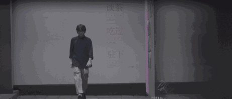 在香港端了15年盘子的他，在厕所边上开了个酒店，却成了成都人人打卡的网红地