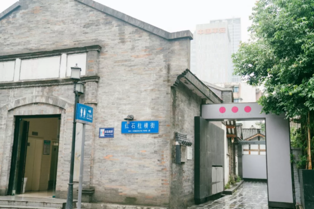 在香港端了15年盘子的他，在厕所边上开了个酒店，却成了成都人人打卡的网红地