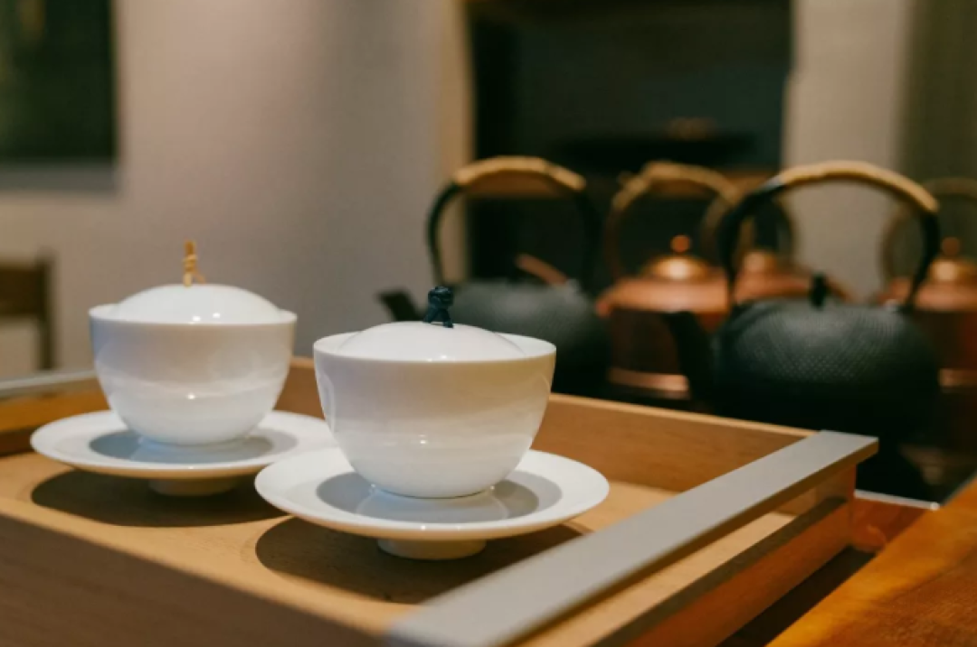 在香港端了15年盘子的他，在厕所边上开了个酒店，却成了成都人人打卡的网红地