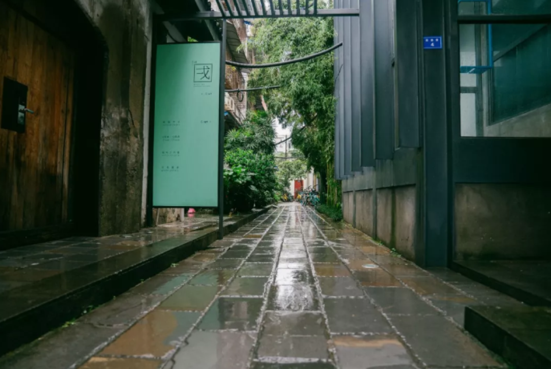 在香港端了15年盘子的他，在厕所边上开了个酒店，却成了成都人人打卡的网红地