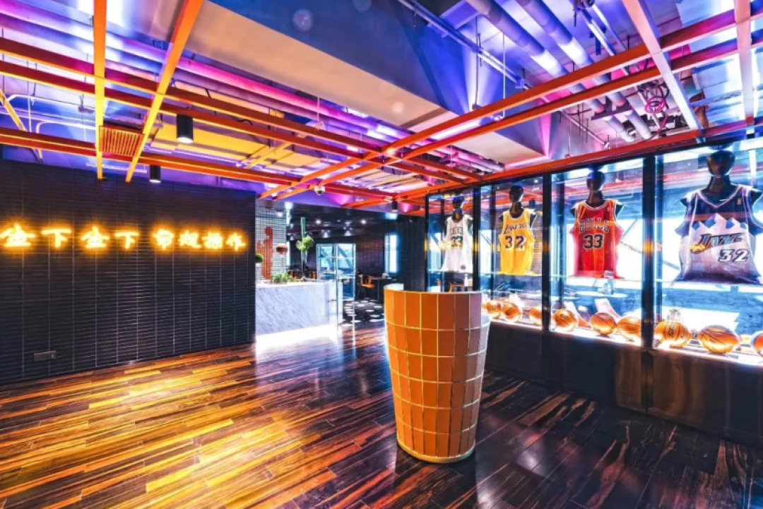 把酒店开在篮球馆里,亚朵这次又“皮”了