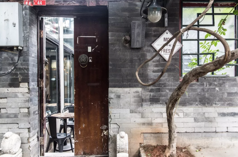 亿万身家四合院改造的玻璃房,用香水瓶喝水,让你skr的明明白白