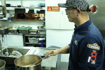 完爆KFC,1个顶4个老北京鸡肉卷,外国老头靠着这张大饼称霸帝都!