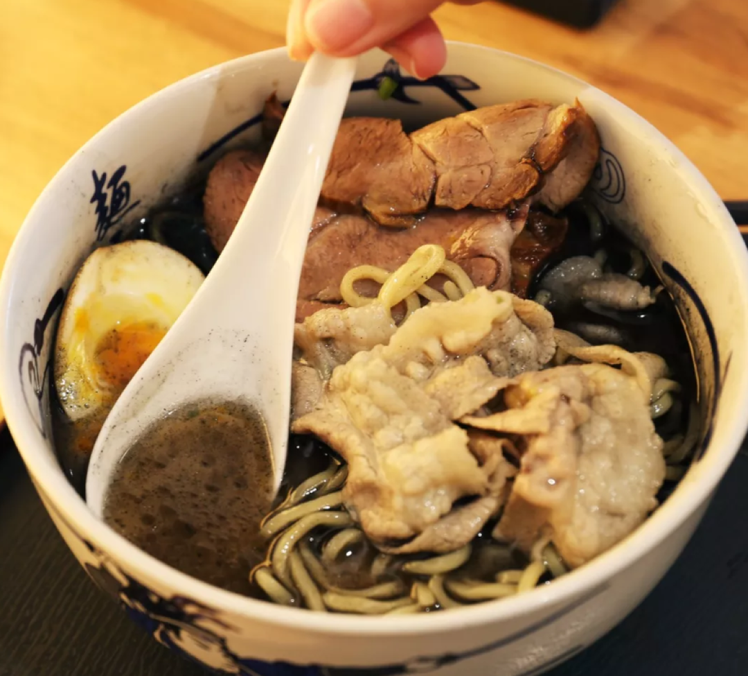 打败日本十万家拉面店,这家重磅网红级日式拉面,王者荣耀玩的好才能吃!