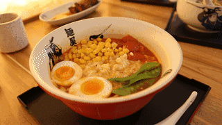 打败日本十万家拉面店,这家重磅网红级日式拉面,王者荣耀玩的好才能吃!