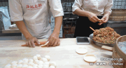 这家老包子铺只卖两种馅儿,却有5种蘸料?