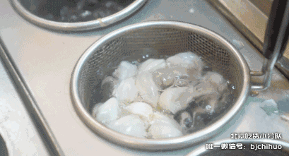 这家老包子铺只卖两种馅儿,却有5种蘸料?