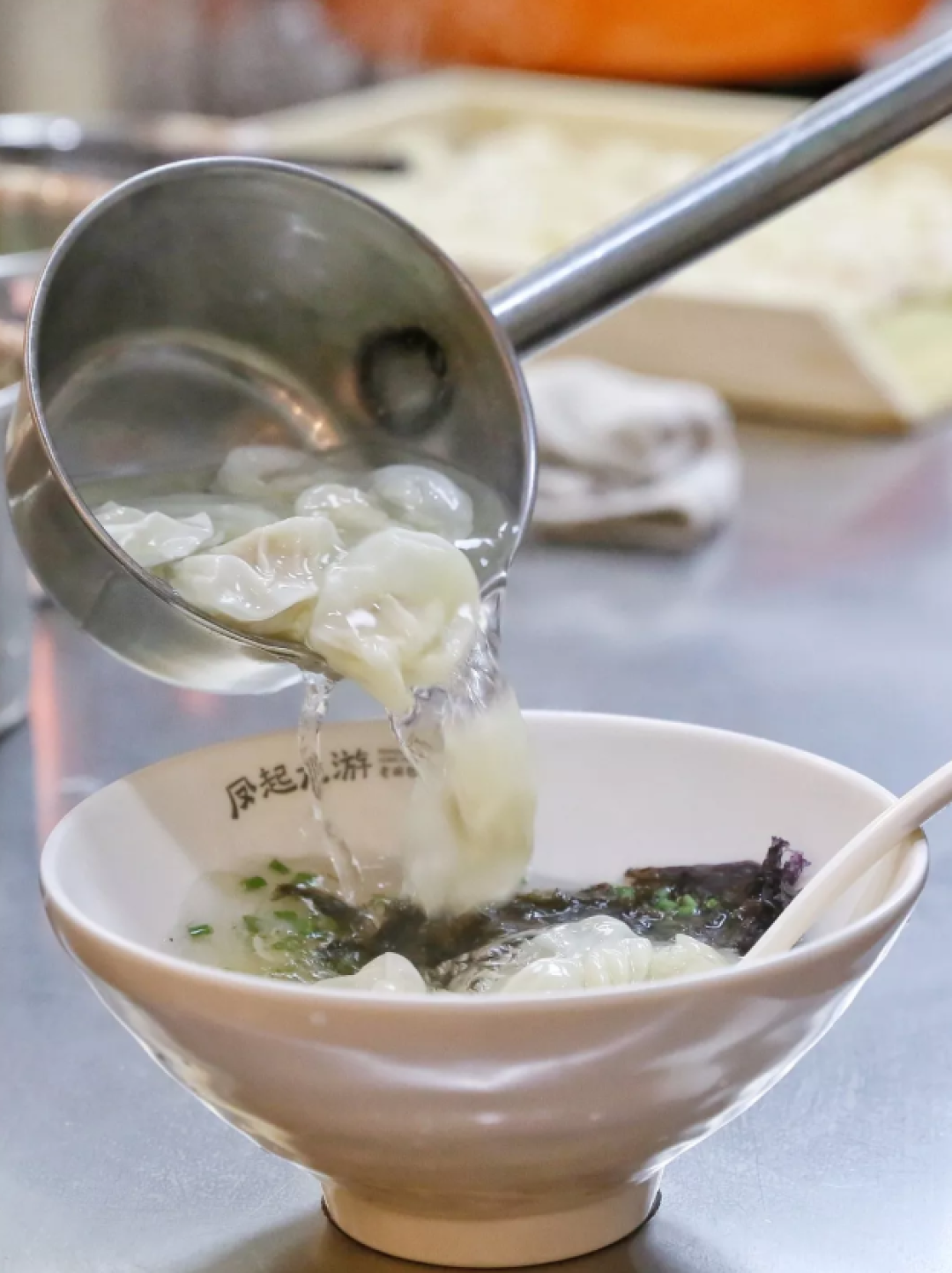 这家老包子铺只卖两种馅儿,却有5种蘸料?