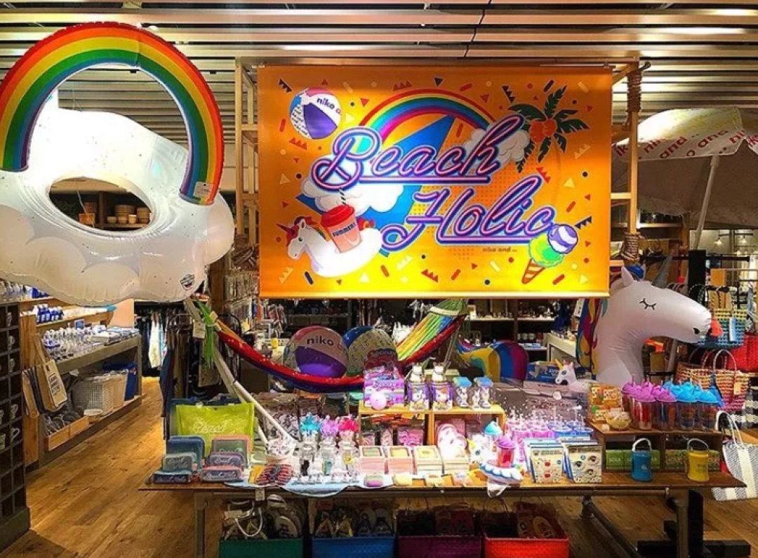 用做杂志的方式开了一家杂货店,店面每天都在变“脸”!