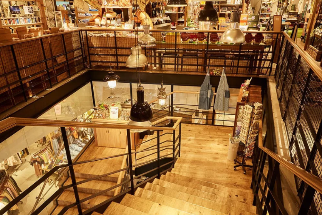 用做杂志的方式开了一家杂货店,店面每天都在变“脸”!