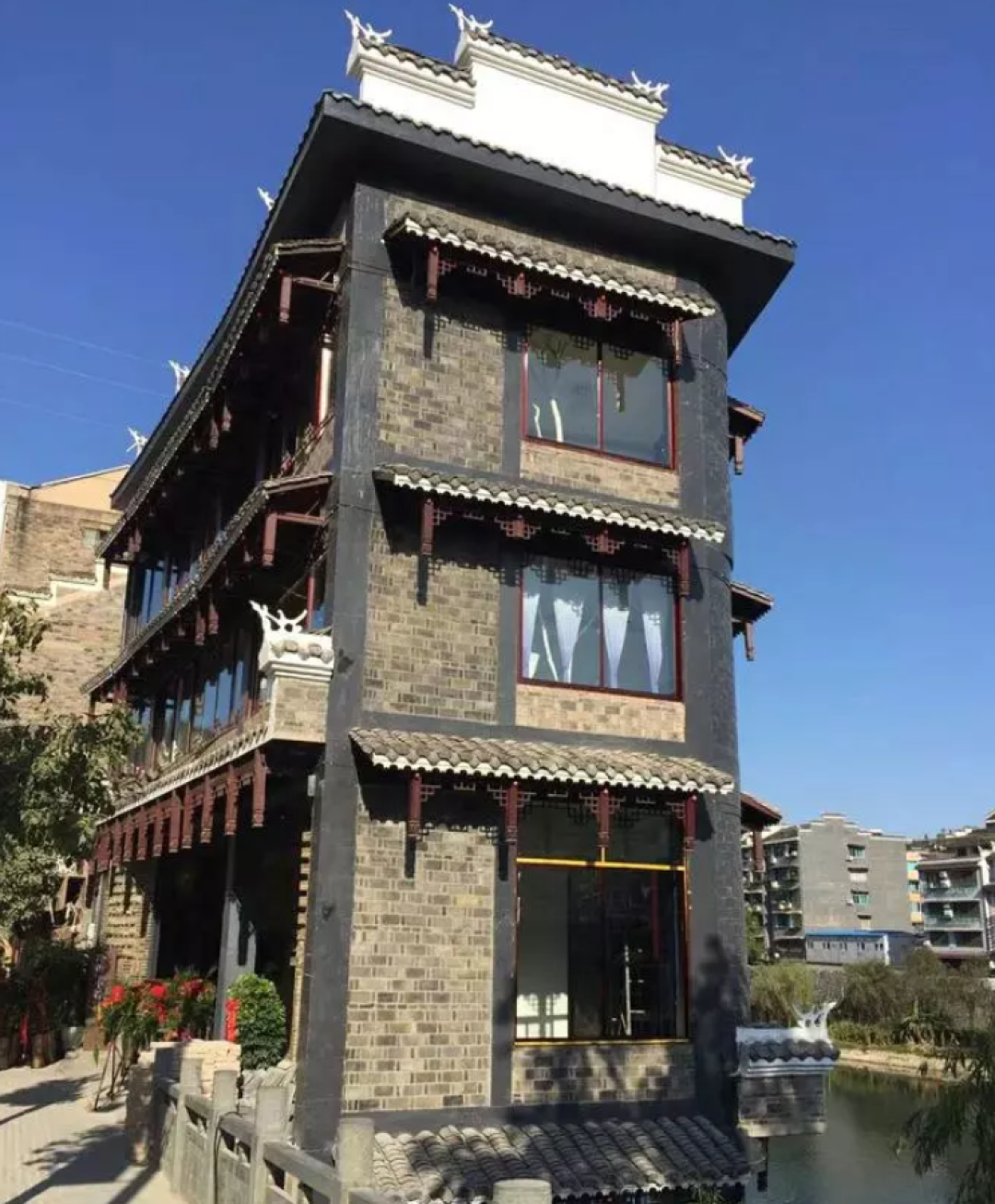 这家在古镇里玩智能的小酒店,太skr会玩了!