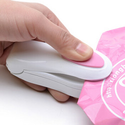 四万公里 迷你封口机 便携手压式家用零食塑料袋食品封口器 电热封口夹 SW2601 白粉色（2件起售）