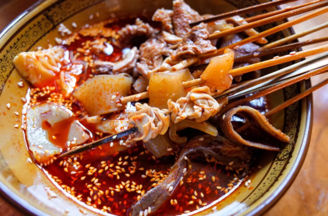 灵魂拷问：钵钵鸡、串串香、麻辣烫、冒菜、火锅的区别是啥？