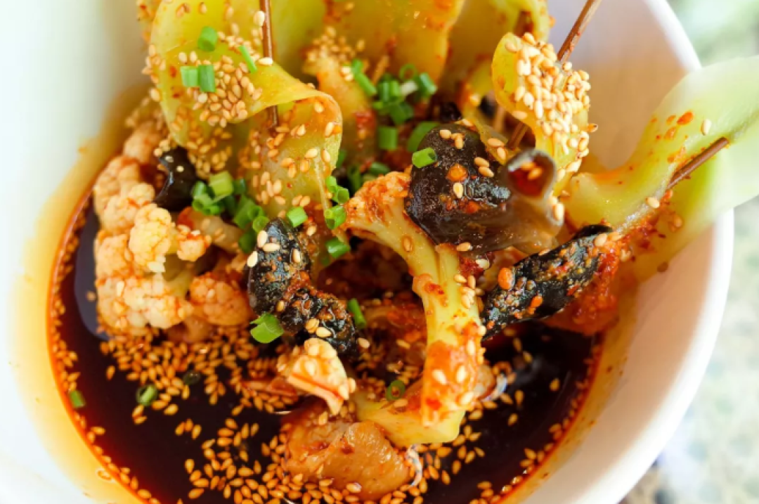 灵魂拷问：钵钵鸡、串串香、麻辣烫、冒菜、火锅的区别是啥？
