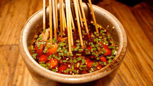灵魂拷问：钵钵鸡、串串香、麻辣烫、冒菜、火锅的区别是啥？