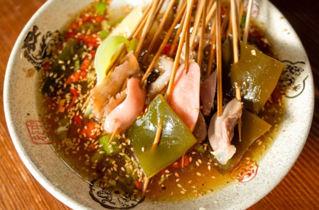 灵魂拷问：钵钵鸡、串串香、麻辣烫、冒菜、火锅的区别是啥？