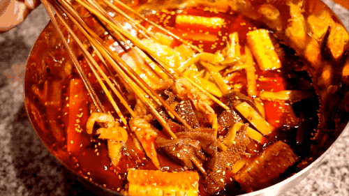 灵魂拷问:钵钵鸡,串串香,麻辣烫,冒菜,火锅的区别是啥?
