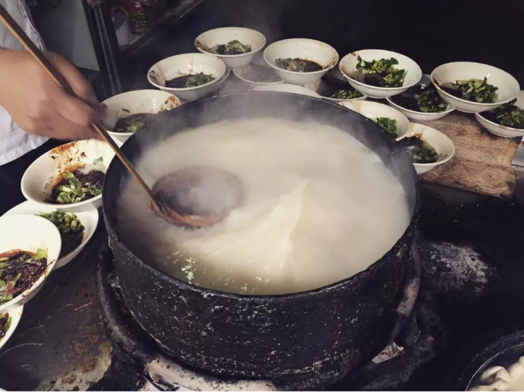 一碟又臭又香又上瘾的肥肠是怎样炼成的？