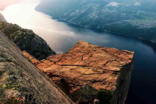 探秘碟中谍6取景地600米高挪威布道石