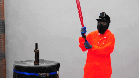 全中国第一家的发泄屋来啦!棒球棒砸玻璃,铁锤砸电脑,全北京最暴躁的店!