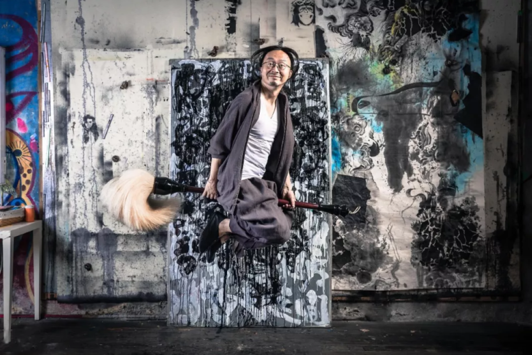 丧气段子手,也是俏皮书法家。每天居然有40万死忠粉,就靠他的一句话续命