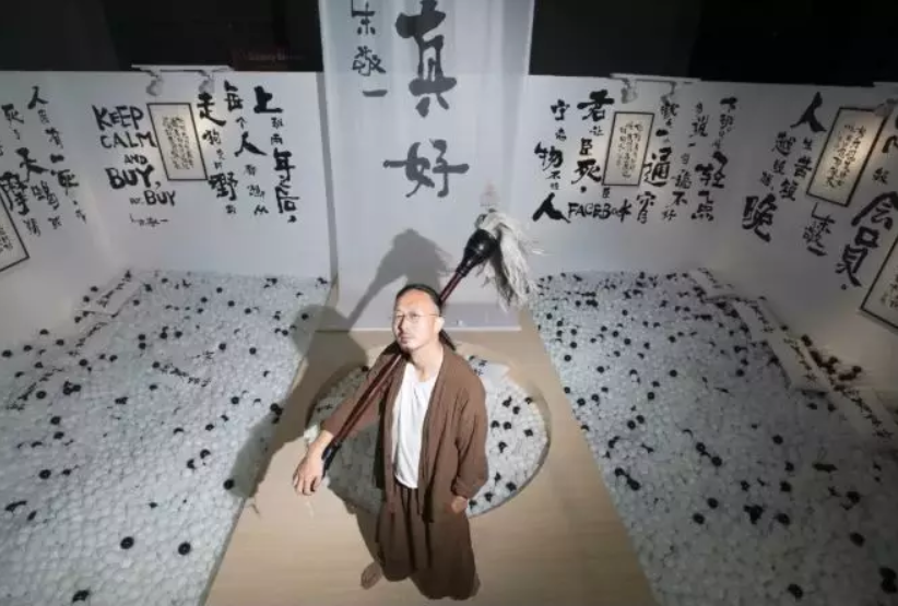 丧气段子手,也是俏皮书法家。每天居然有40万死忠粉,就靠他的一句话续命