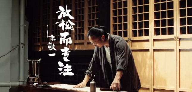 丧气段子手,也是俏皮书法家。每天居然有40万死忠粉,就靠他的一句话续命