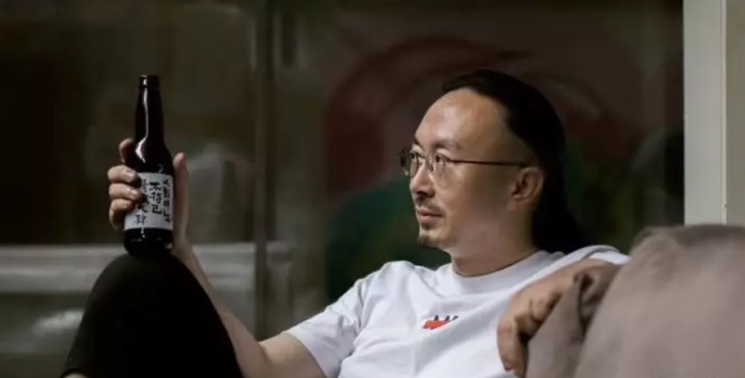 丧气段子手,也是俏皮书法家。每天居然有40万死忠粉,就靠他的一句话续命