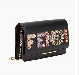 FENDI 芬迪 WALLET ON CHAIN系列 黑色牛皮铆钉翻盖手拿包