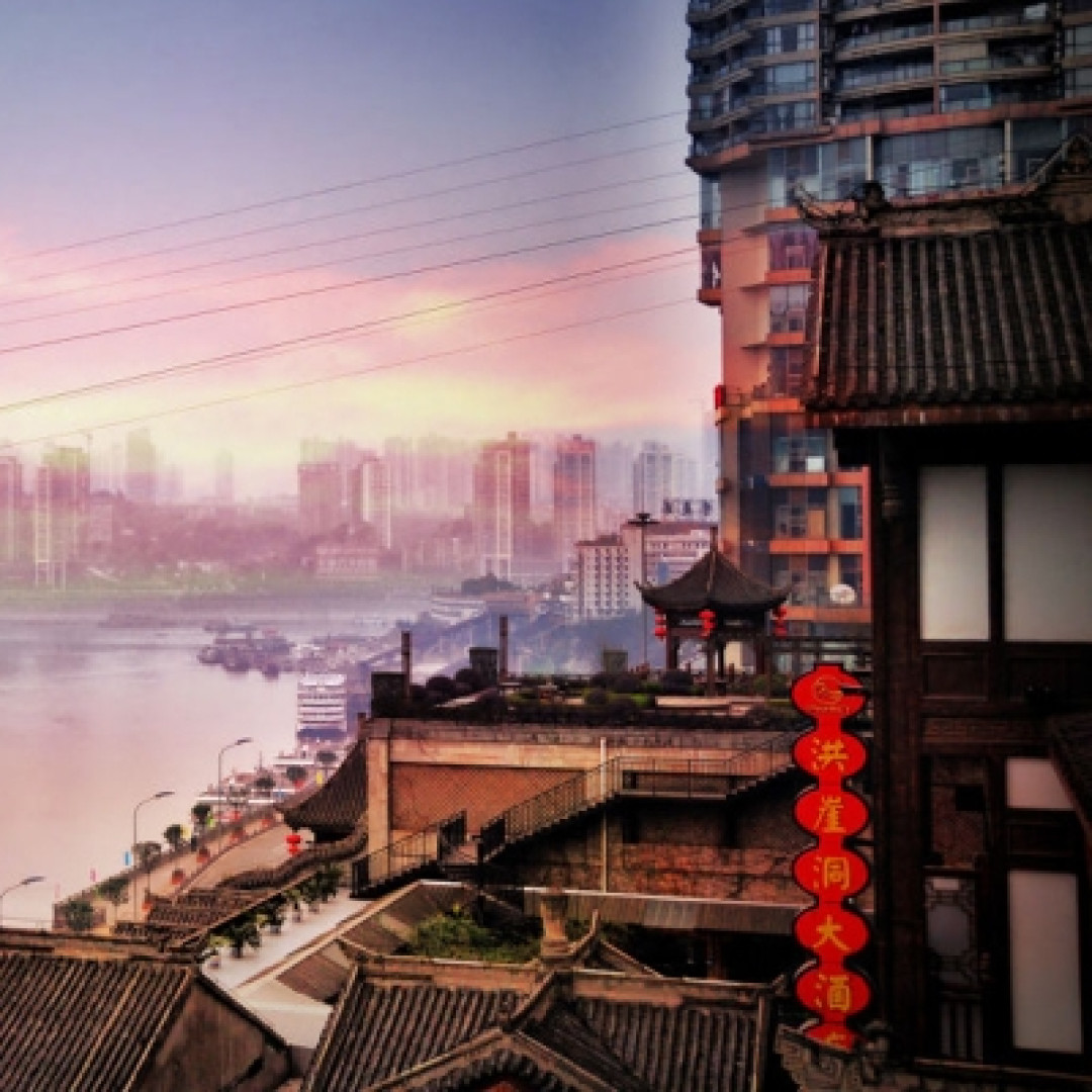 没有一个外地人能靠地图“活着”走出重庆,毕竟这里的轻轨可以穿楼而过……