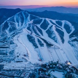 滑雪用具免费用！张家口崇礼富龙汤INN温泉酒店 1晚住宿套餐（含温泉票+2大1小滑雪票）