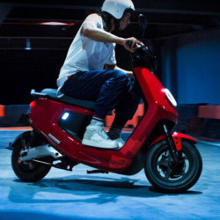 商品小牛m  智能锂电电动踏板车 红色 动力标准版