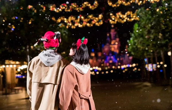门票特惠：上海迪士尼下雪啦，与雪宝一起见证圣诞节城堡点灯！迪士尼冬季夜场票