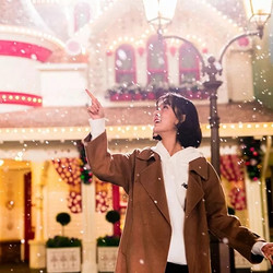 上海迪士尼下雪啦，与雪宝一起见证圣诞节城堡点灯！迪士尼冬季夜场票