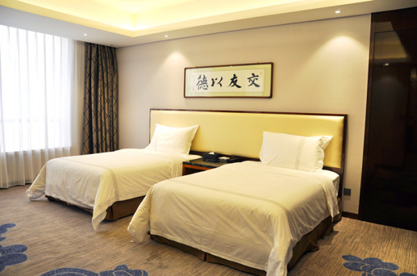 邻远洋城商业圈,世园会指定酒店!唐山世德花园酒店1晚套餐(2大1小自助早餐+午/晚餐+温泉)