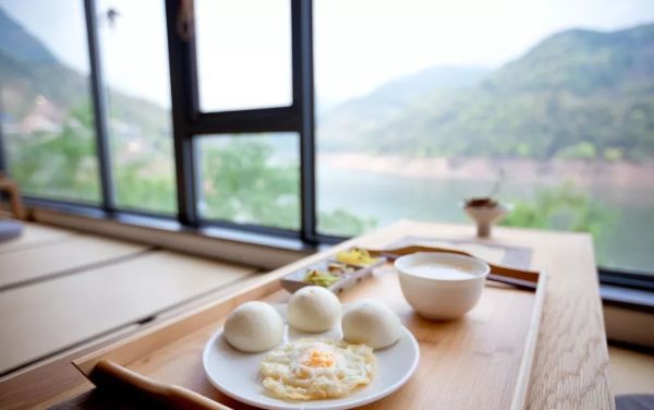 酒店特惠:云海山谷作伴,秘境中的白色浪漫屋!松阳陌领浮光精品民宿1晚套餐(含早、正餐、品茗、抄经等)