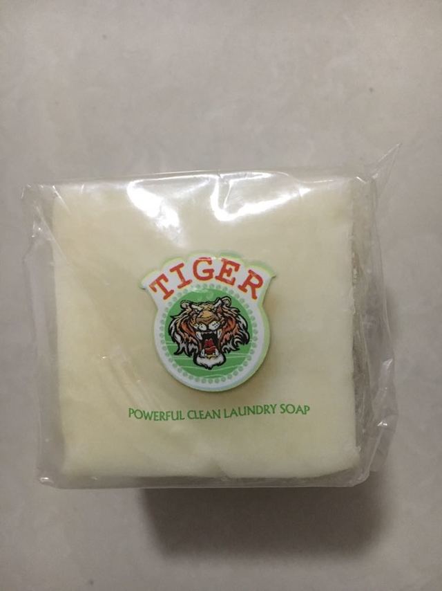 第一次知道麦虎洗衣皂是在超市促销柜台上，