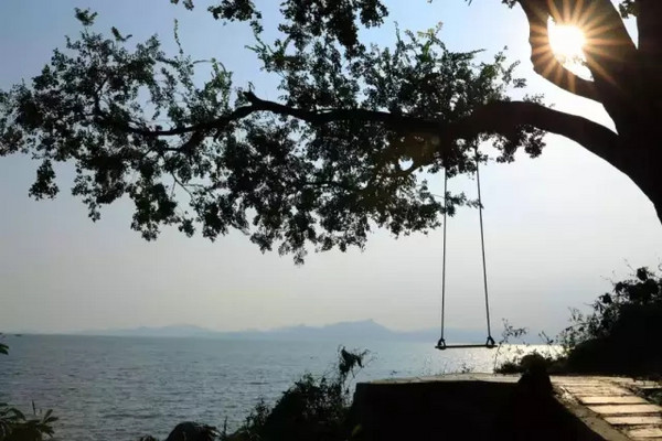 住面朝大海的山林间，享私人沙滩、温泉！深圳皇庭柚柑湾度假酒店1晚套餐