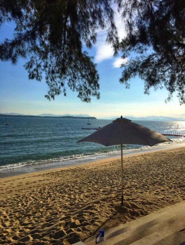 坐拥“中国八大最美海岸之一”的金沙湾，深圳开车1h即达的东南亚式海边度假！深圳佳兆业万豪酒店1晚套餐