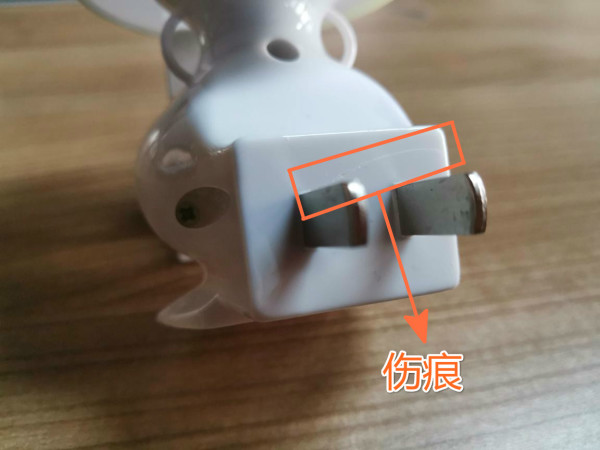 白菜君竟然在小黑屋偷偷用灯做这种事?