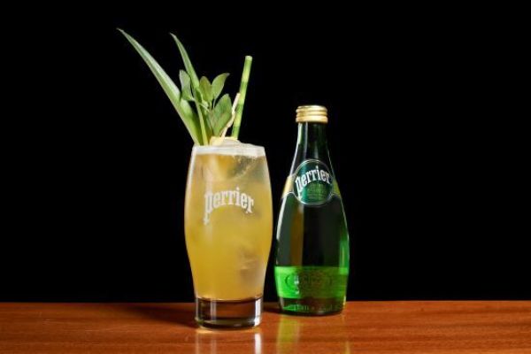 Perrier 巴黎水 天然气泡矿泉水 原味 玻璃瓶装 330ml*24瓶 