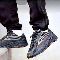 adidas Originals YEEZY BOOST 700 V2 男款休闲运动鞋 