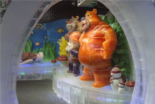 来广州看雪，大型室内飘雪乐园！越美冰雪大世界